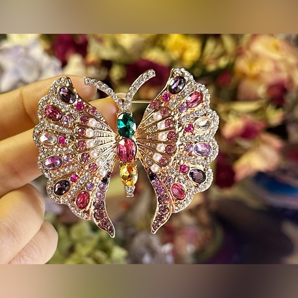 New Rhinestone Butterfly Brooch - Picture 4 of 7